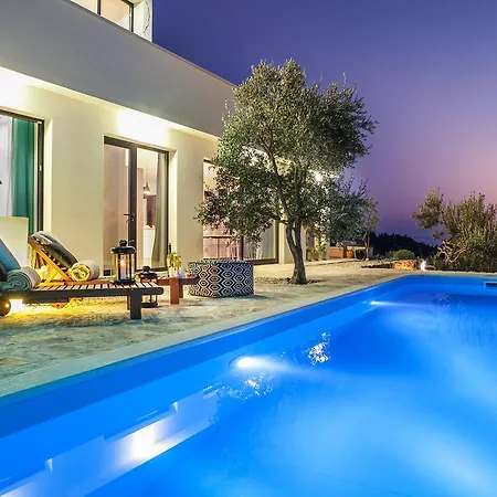 Tres Chic Villa